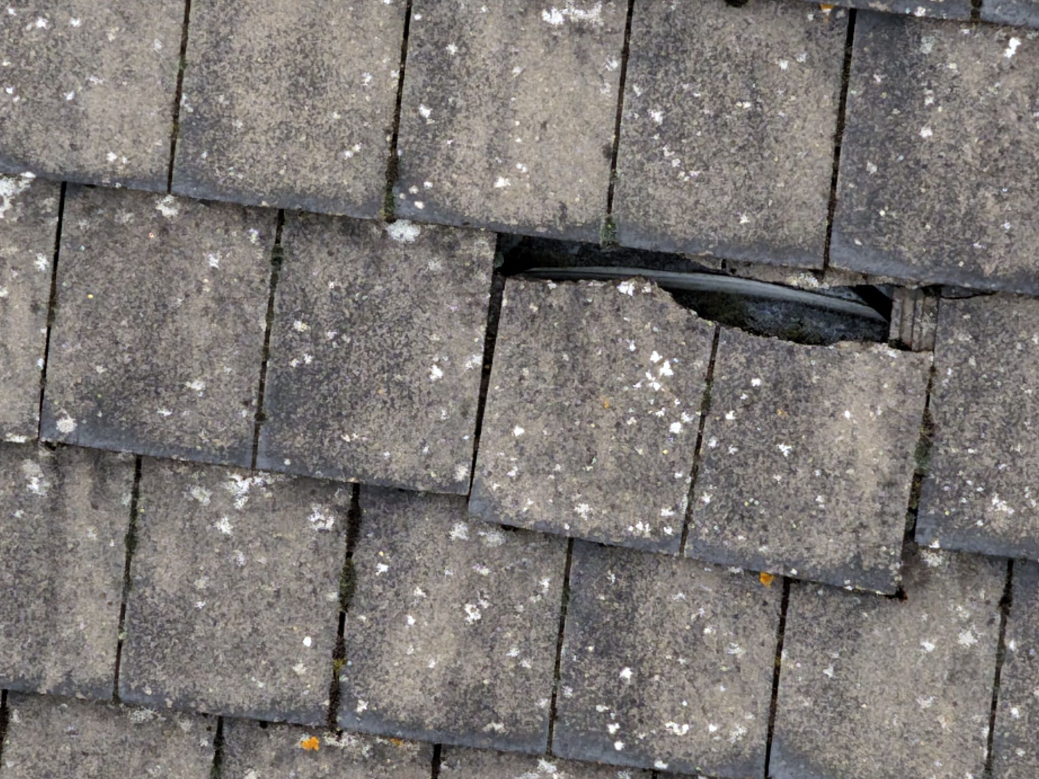 Pęknięte i zsunięte dachówki zidentyfikowane podczas inspekcji dronem